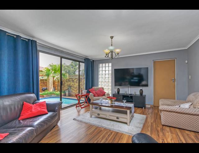 3 BEDROOM FREEHOLD FOR SALE IN PAULSHOF